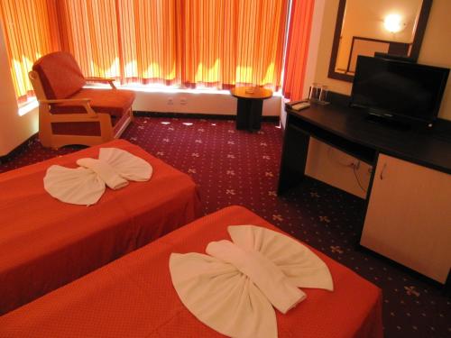 Un pat sau paturi într-o cameră la Maverick Hotel