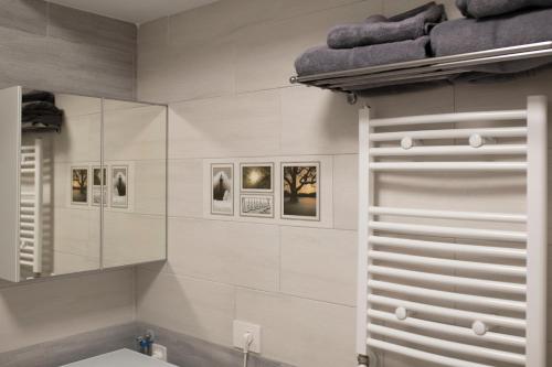 bagno con lavandino e specchio di Căsuța din Copou a Iaşi