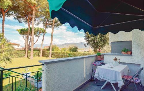 a patio with a table and chairs on a balcony at Villetta Della Pace in Lido di Camaiore
