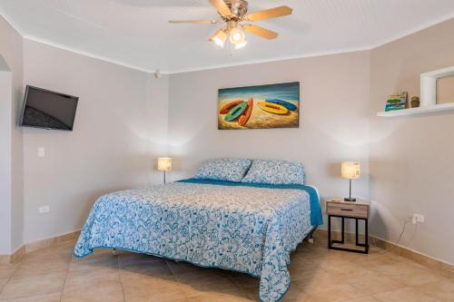 a bedroom with a bed and a ceiling fan at Piece of Paradise in Palm-Eagle Beach