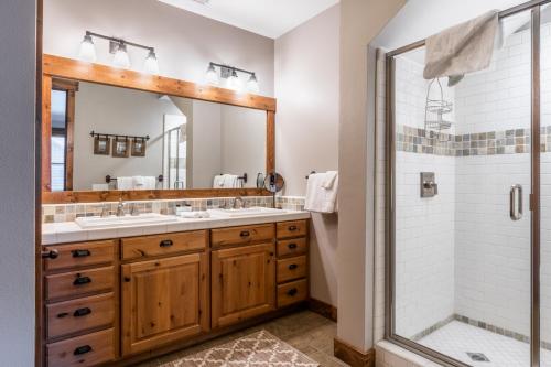 a bathroom with two sinks and a shower at Lodges 1138 in Mammoth Lakes
