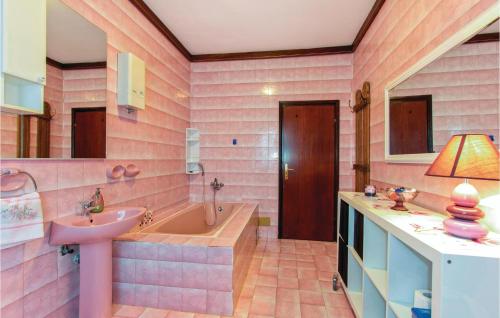 Salle de bains dans l'établissement Awesome Apartment In Rijeka With Kitchen
