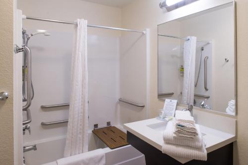 Et badeværelse på Candlewood Suites - Plano North, an IHG Hotel