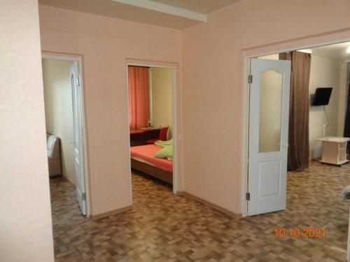 トムスクにある2 Комнатная - Иркутский тракт 42のベッドルーム1室(ベッド1台付)、