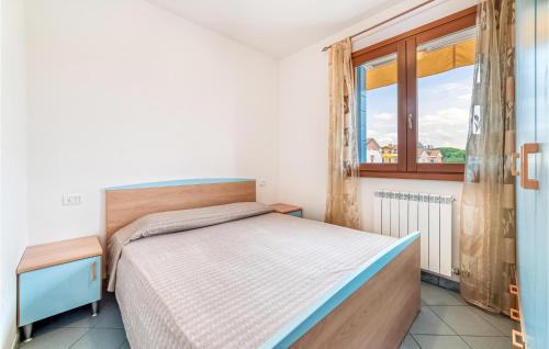 sypialnia z łóżkiem i oknem w obiekcie Solmare w mieście Rosapineta
