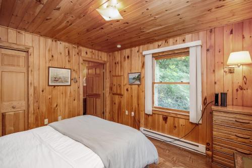 Ένα ή περισσότερα κρεβάτια σε δωμάτιο στο Cedar Cot & Cedar Tot