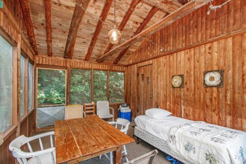 Ένα ή περισσότερα κρεβάτια σε δωμάτιο στο Cedar Cot & Cedar Tot