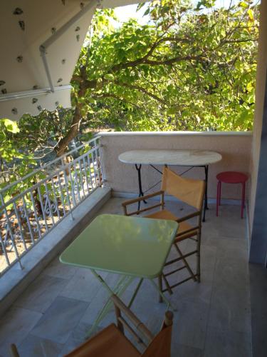 a patio with a table and chairs on a balcony at ΠΑΛΗΟΚΤΗΜΑ - Palioktima 2 in Néon Rýsion