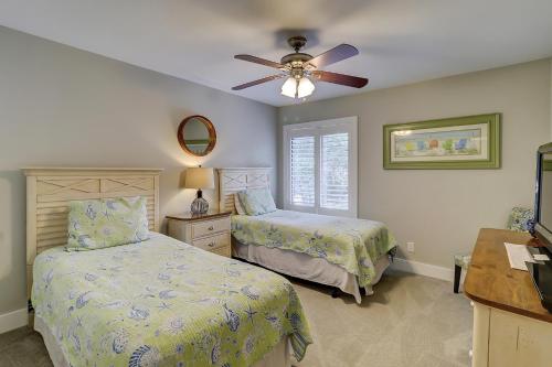 ヒルトン・ヘッド・アイランドにあるLuxury 3 BR 35 BA New kitchen 2 Kings 2 Twins Bikes & Beach Gear includedのベッド2台と天井ファン付きの寝室