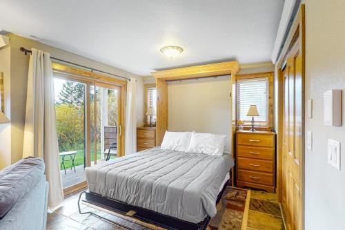 sypialnia z łóżkiem i oknem w obiekcie Winter Park River Studio w mieście Winter Park