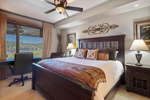 Postel nebo postele na pokoji v ubytování Edgemont 2305 - Luxury Ski-in Ski-out Condo