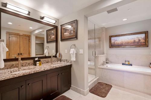 Koupelna v ubytování Edgemont 2305 - Luxury Ski-in Ski-out Condo