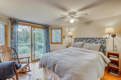 um quarto com uma cama e uma ventoinha de tecto em Green Mountain Riverside Retreat em Weston