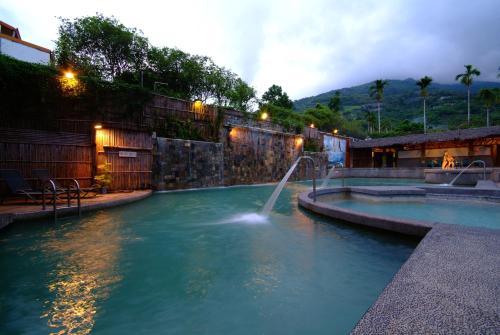 สระว่ายน้ำที่อยู่ใกล้ ๆ หรือใน Yawan Hotel