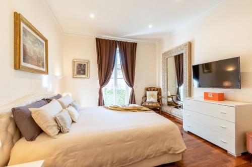 เตียงในห้องที่ Atticus Forum Romanum Luxury Penthouse