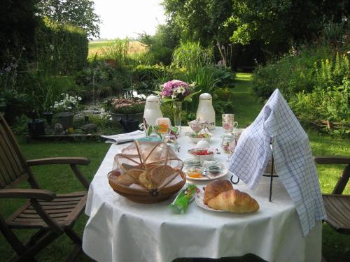 a table with bread and a basket of food on it at Finisterre in Saaxumhuizen