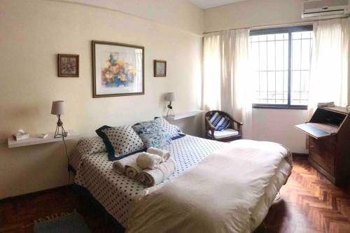 Un dormitorio con una cama con un osito de peluche. en APARTMENT DOWNTOWN MENDOZA en Mendoza