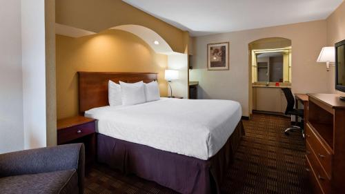 Tempat tidur dalam kamar di SureStay Hotel by Best Western East Brunswick