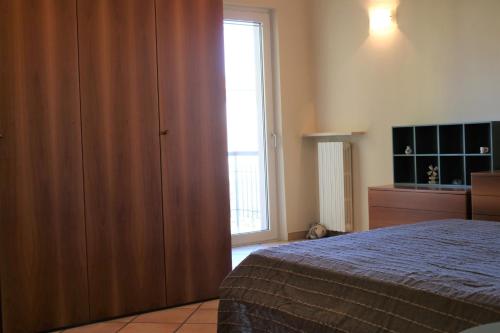 una camera da letto con un letto, un comò e una finestra di Apartment in Lazise - Gardasee 41950 a Lazise