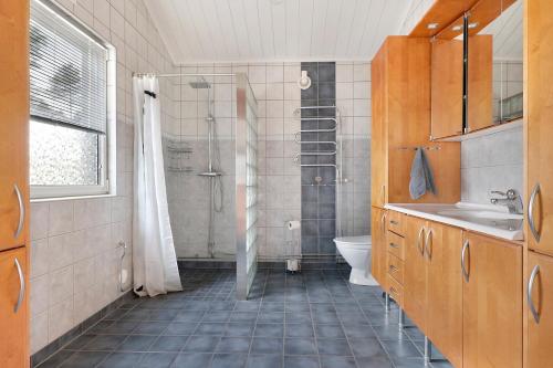 Bathroom sa Guestly Homes - 3BR Luxury Beachfront Villa