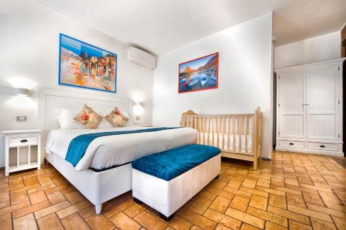 Una cama o camas en una habitación de Atlantis Inn Castelgandolfo