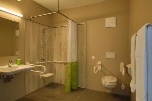 Smart Motel tesisinde bir banyo