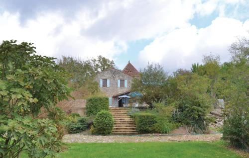 une vieille maison sur une colline avec un jardin dans l'établissement 3 Bedroom Amazing Home In Monestier, à Monestier