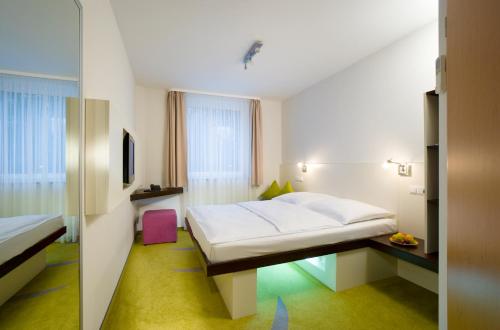 Postel nebo postele na pokoji v ubytování ibis Styles Dortmund West