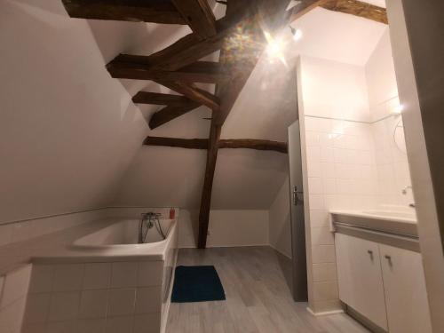 Een badkamer bij Gîte Bélâbre, 4 pièces, 6 personnes - FR-1-591-329