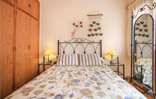1 Schlafzimmer mit einem Bett mit Blumenbettdecke in der Unterkunft Lovely Home In Santa Pola With Kitchenette in Santa Pola