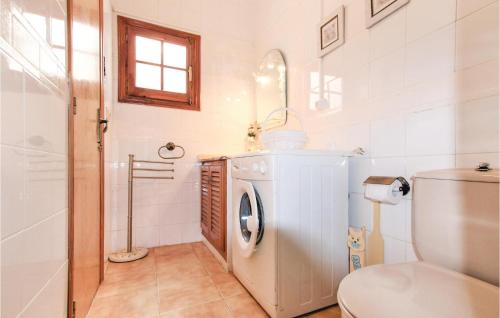 ein Badezimmer mit einer Waschmaschine und einem WC in der Unterkunft Lovely Home In Santa Pola With Kitchenette in Santa Pola