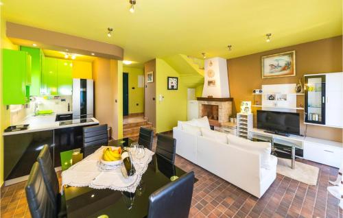 Stunning apartment in Okrug Gornji w/ WiFi and 2 Bedrooms, Centola, Croatia