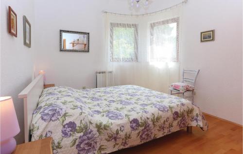 Säng eller sängar i ett rum på Stunning Apartment In Kastel Novi With Kitchen