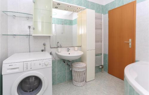 Ett badrum på Stunning Apartment In Kastel Novi With Kitchen