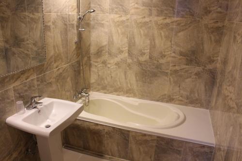 Ванна кімната в Hotel Parkwood Incheon Airport
