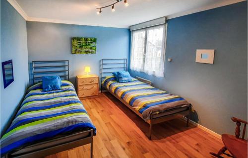 Een bed of bedden in een kamer bij 2 Bedroom Pet Friendly Home In Chelun
