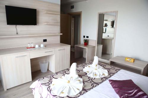 Ένα ή περισσότερα κρεβάτια σε δωμάτιο στο Kharisma Hotel