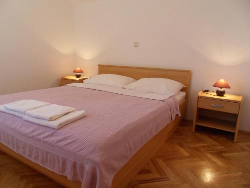 Postel nebo postele na pokoji v ubytování Apartments Petricevic 2