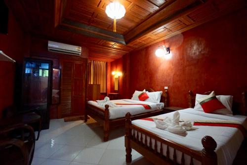 Кровать или кровати в номере Romsak Lanna Resort Chiang Mai