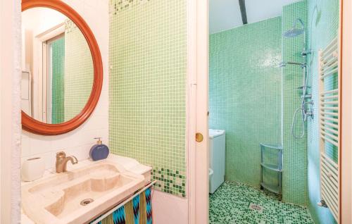 a bathroom with a sink and a shower with a mirror at Casa Ila in Casasco