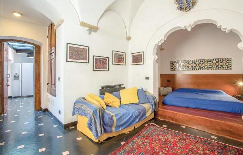 um quarto com uma cama com almofadas amarelas em Gallinara em Borgio Verezzi