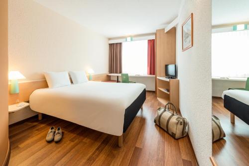 Postel nebo postele na pokoji v ubytování ibis Hotel München Garching