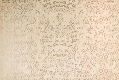 a white wallpaper with a pattern of a lion at La Goélette, Chambres d'Hôtes in Wimereux
