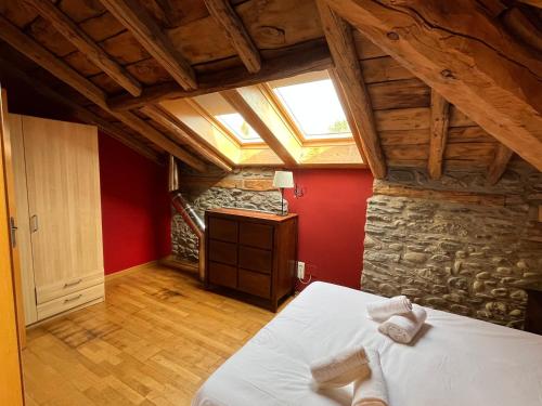 1 dormitorio con 1 cama en una habitación con ventana en Casa de poble acollidora,amb llar de foc, traster en Bourg-Madame