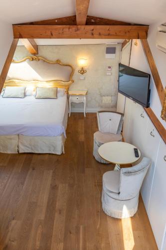 a bedroom with a bed and a table and chairs at B&B Patatina in Venice