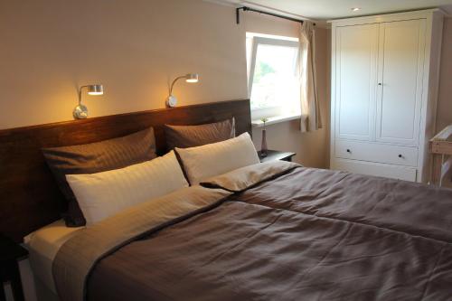 Кровать или кровати в номере Ferienwohnungen In den Wiesen Oranienburg