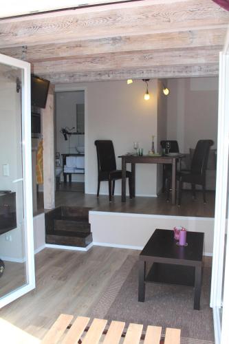 a living room with a table and chairs at Ferienwohnungen In den Wiesen Oranienburg in Oranienburg