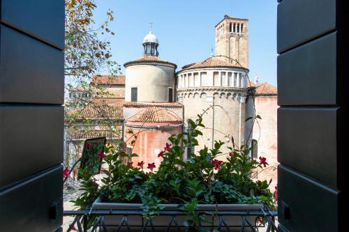 a window box with flowers in front of a castle at B&B Patatina in Venice