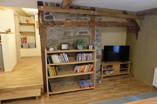 Perpustakaan di apartmen