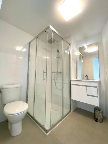 une salle de bain avec une douche, des toilettes et un lavabo dans l'établissement Le Sunrise - panorama sur l'estuaire, à Royan